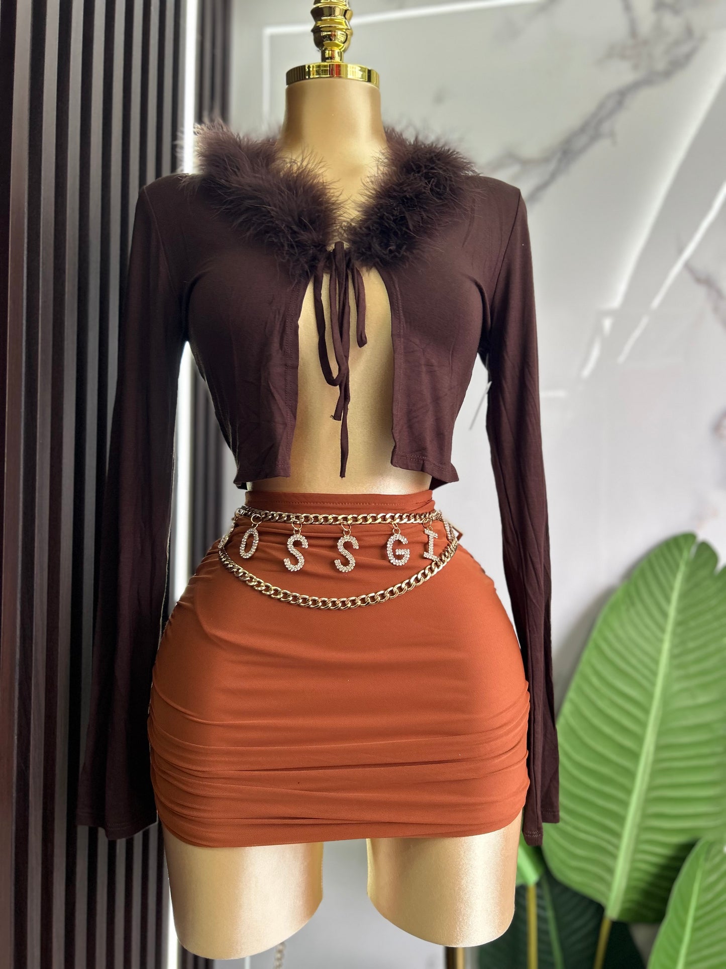 Brown top manga larga